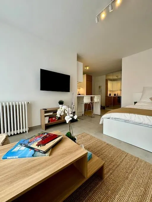 Newly Refurbished Modern * Parijs